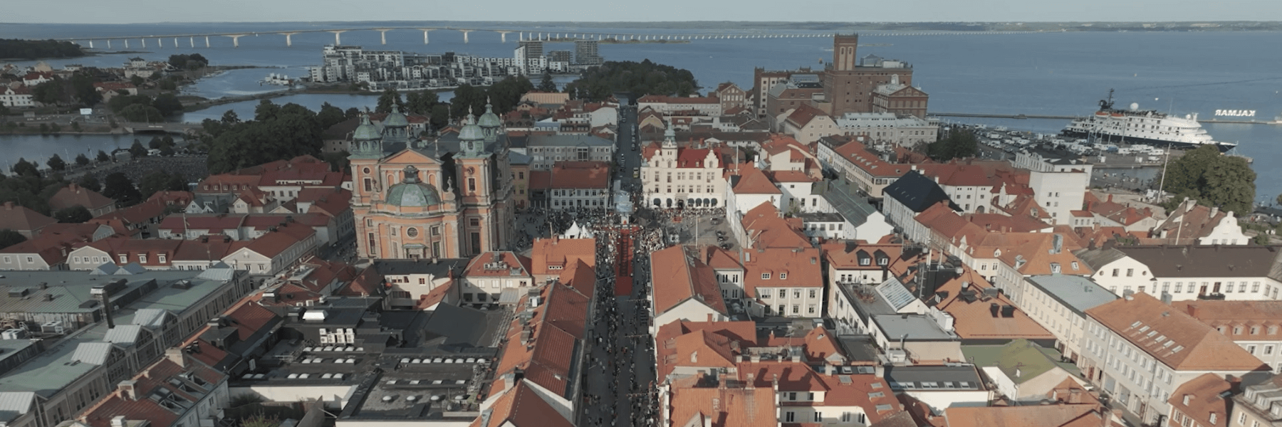 IRONMAN Kalmar athlete on the red carpet chered on by supporters and announcers