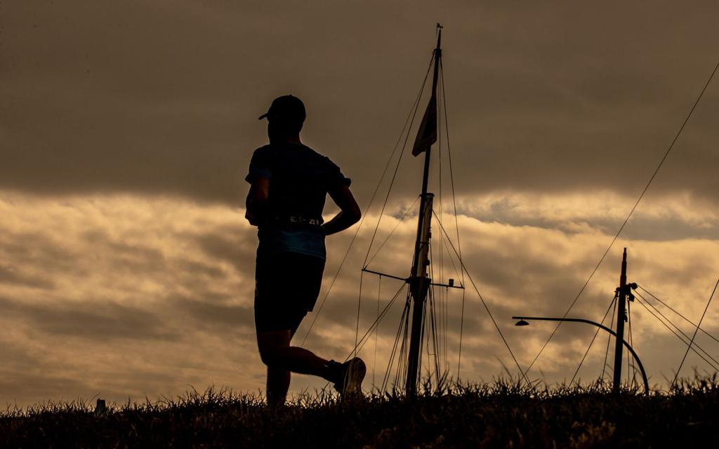 An athlete running on a cloudy day at Multisport Festival Westfriesland