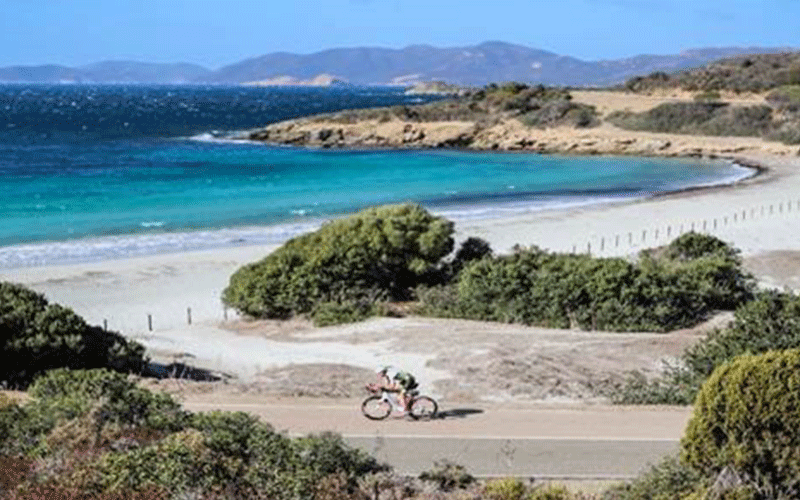 IRONMAN 70.3 Sardegna spiagga e bicicletta