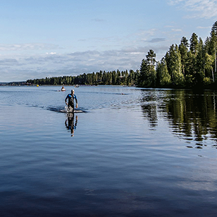 Athlete in the Syväri lake in the protected Tahko Bay