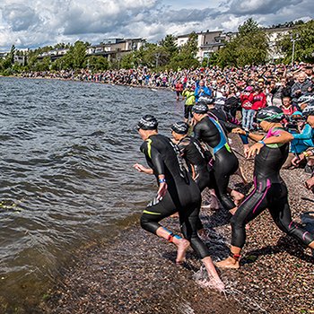 Athletes are about to enter lake Vesijärvi at IRONMAN 70.3 Lahti